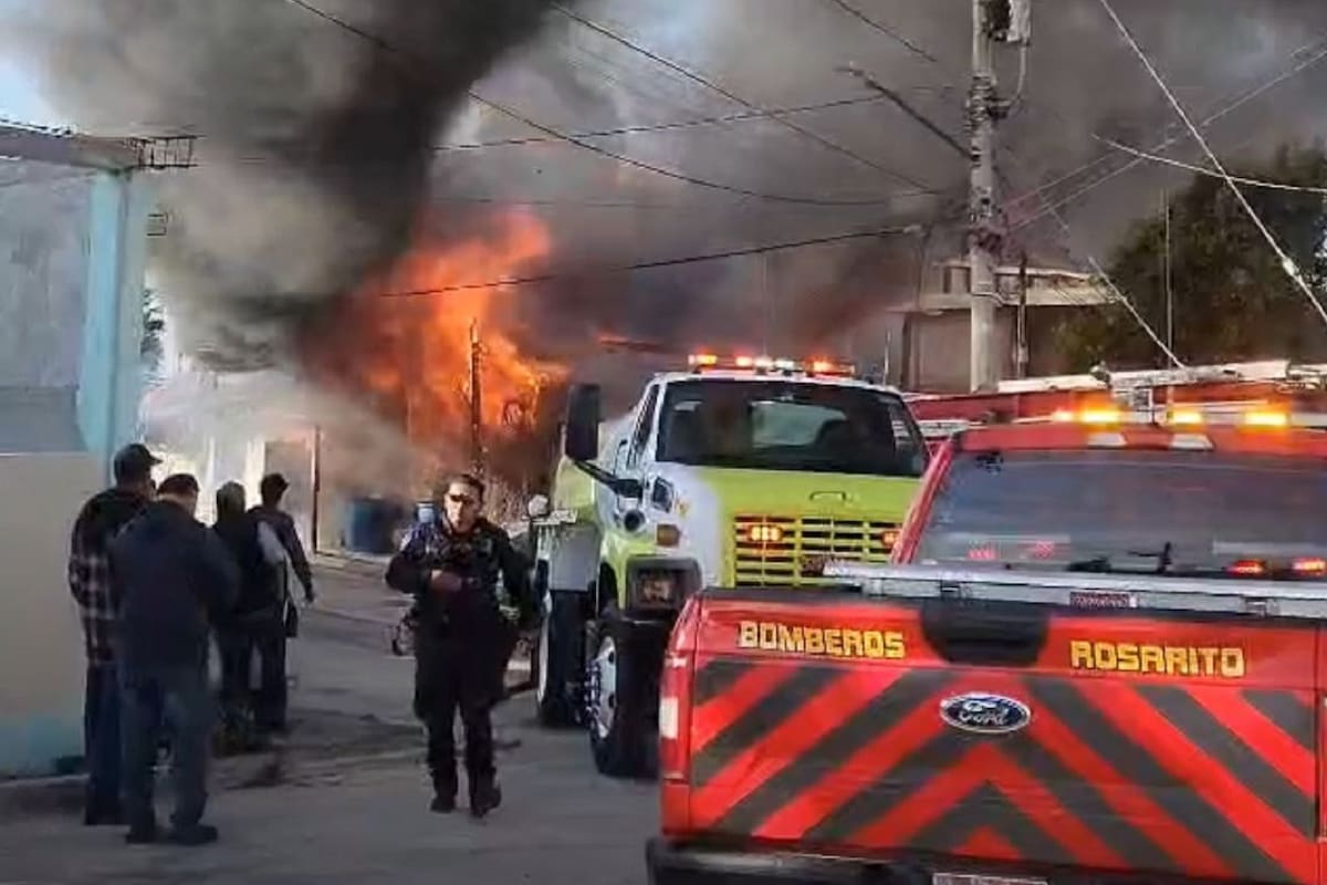 Fuego consume vivienda en Rosarito
