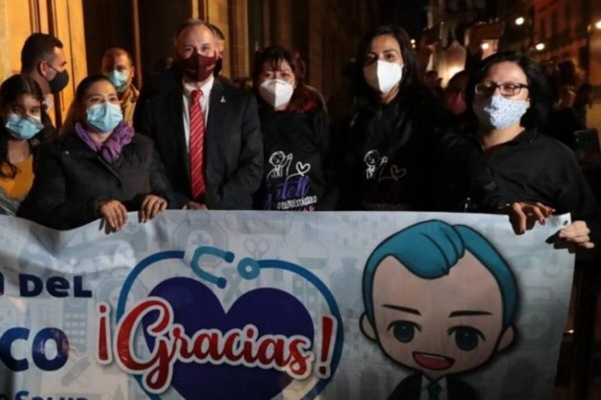 Ola de fans lleva Mariachi a López-Gatell por Día del Médico