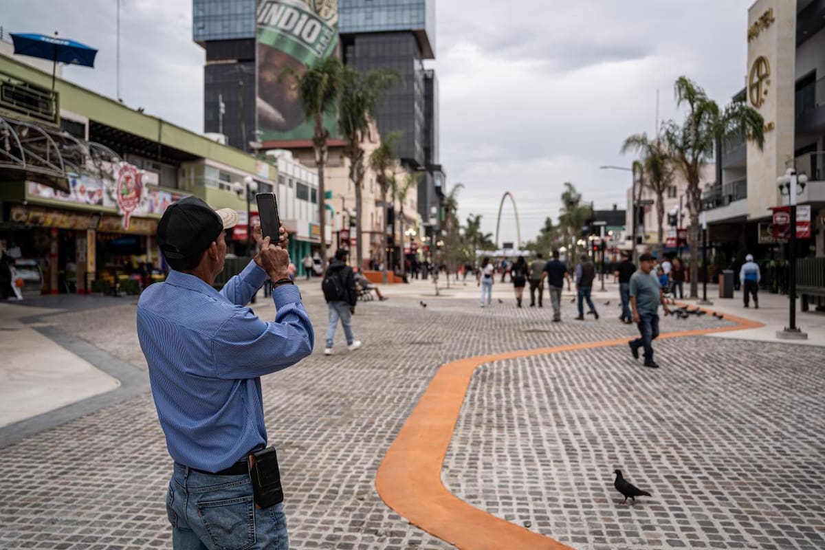 Disfrutan tijuanenses reapertura de la Avenida Revolución
