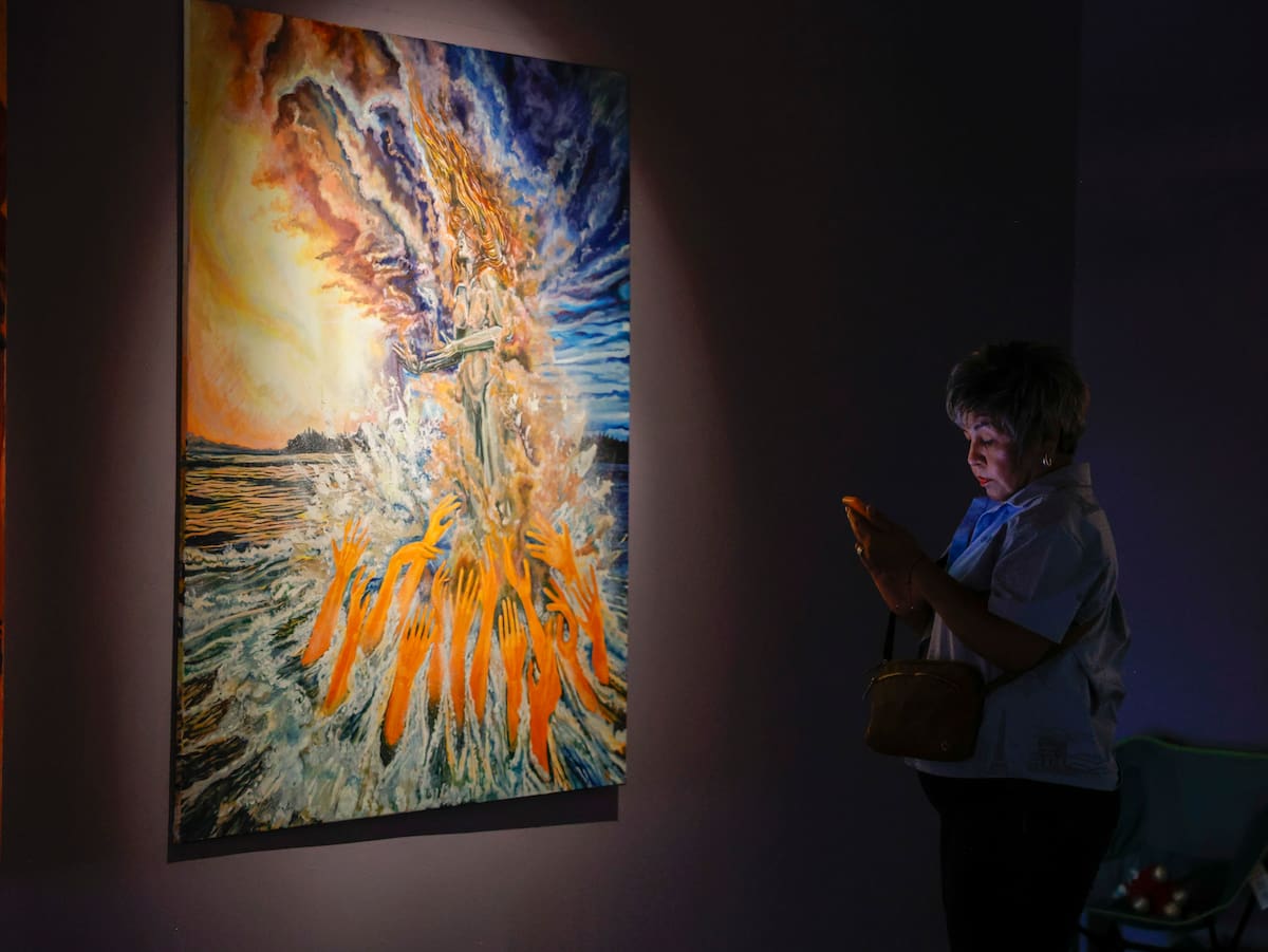 El artista mexicalense Enrique Salvador López García presenta la exposición Declaración de una columna vertebral, una muestra que reúne más de una década de trabajo centrado en la figura humana y la transformación personal. (Juan J. Morales)