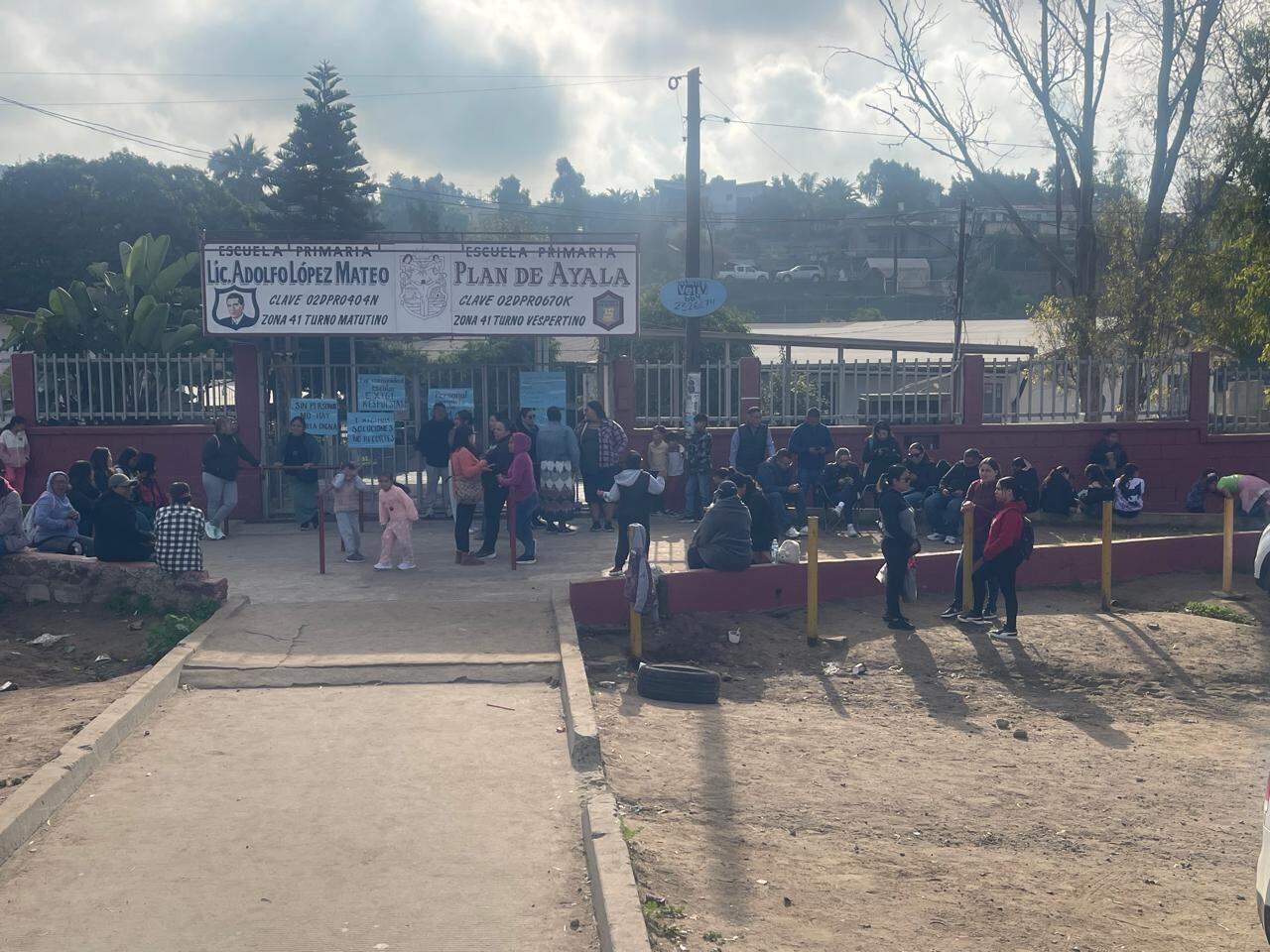 Padres mantienen tomada la primaria por falta de un maestro, secretaria e intendente tras promesas incumplidas de la autoridad. Foto: Carmen Gutiérrez