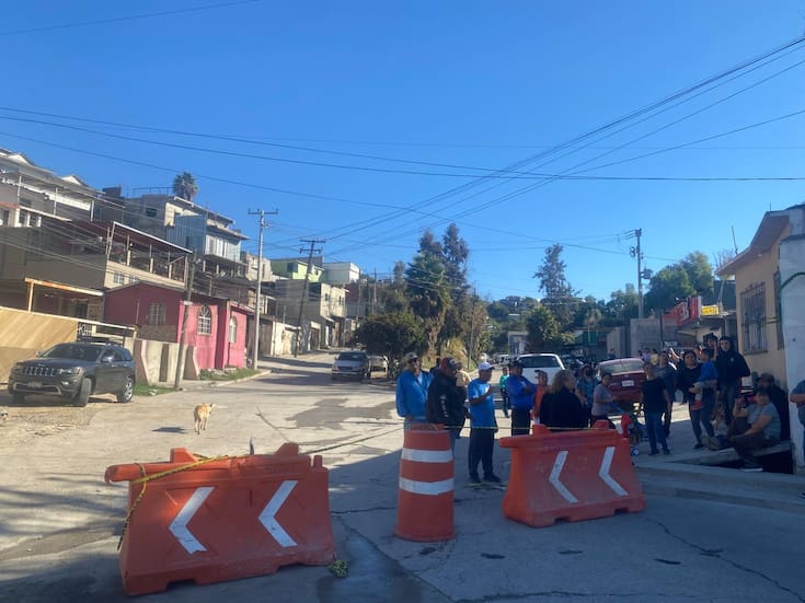 Vecinos bloquean avenida Xicoténcatl Leyva para exigir reparación de drenaje