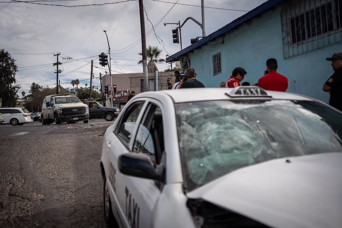 Choque entre taxi libre y camión de valores moviliza a cuerpos de emergencia en Tijuana