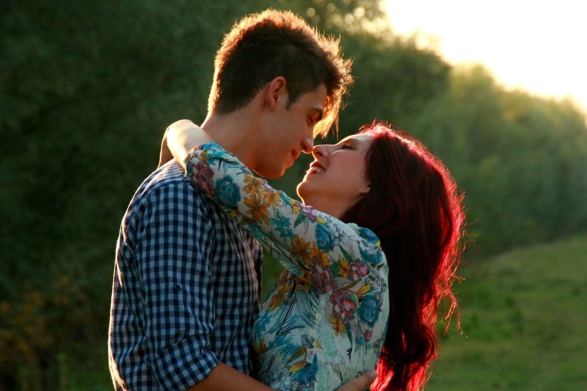 Qué son las “banderas naranjas” en las relaciones y cómo identificarlas para prevenir vínculos tóxicos