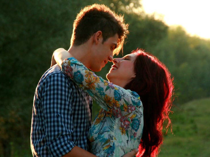 Qué son las “banderas naranjas” en las relaciones y cómo identificarlas para prevenir vínculos tóxicos