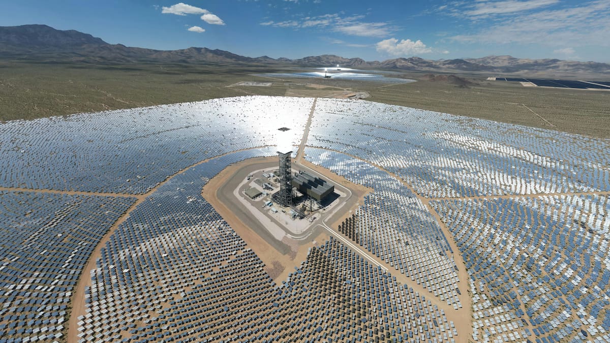 La planta de energía solar térmica más grande del mundo cerrará tras 11 años de operación por fallas técnicas, altos costos de mantenimiento y daños ambientales como la muerte de aves atrapadas en su sistema de espejos