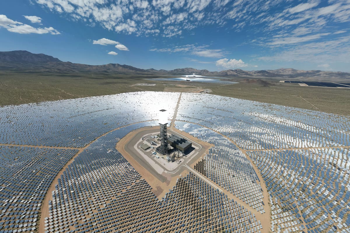 La planta de energía solar térmica más grande del mundo cerrará tras 11 años de operación por fallas técnicas, altos costos de mantenimiento y daños ambientales como la muerte de aves atrapadas en su sistema de espejos