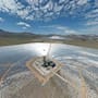 La planta de energía solar térmica más grande del mundo cerrará tras 11 años de operación por fallas técnicas, altos costos de mantenimiento y daños ambientales como la muerte de aves atrapadas en su sistema de espejos