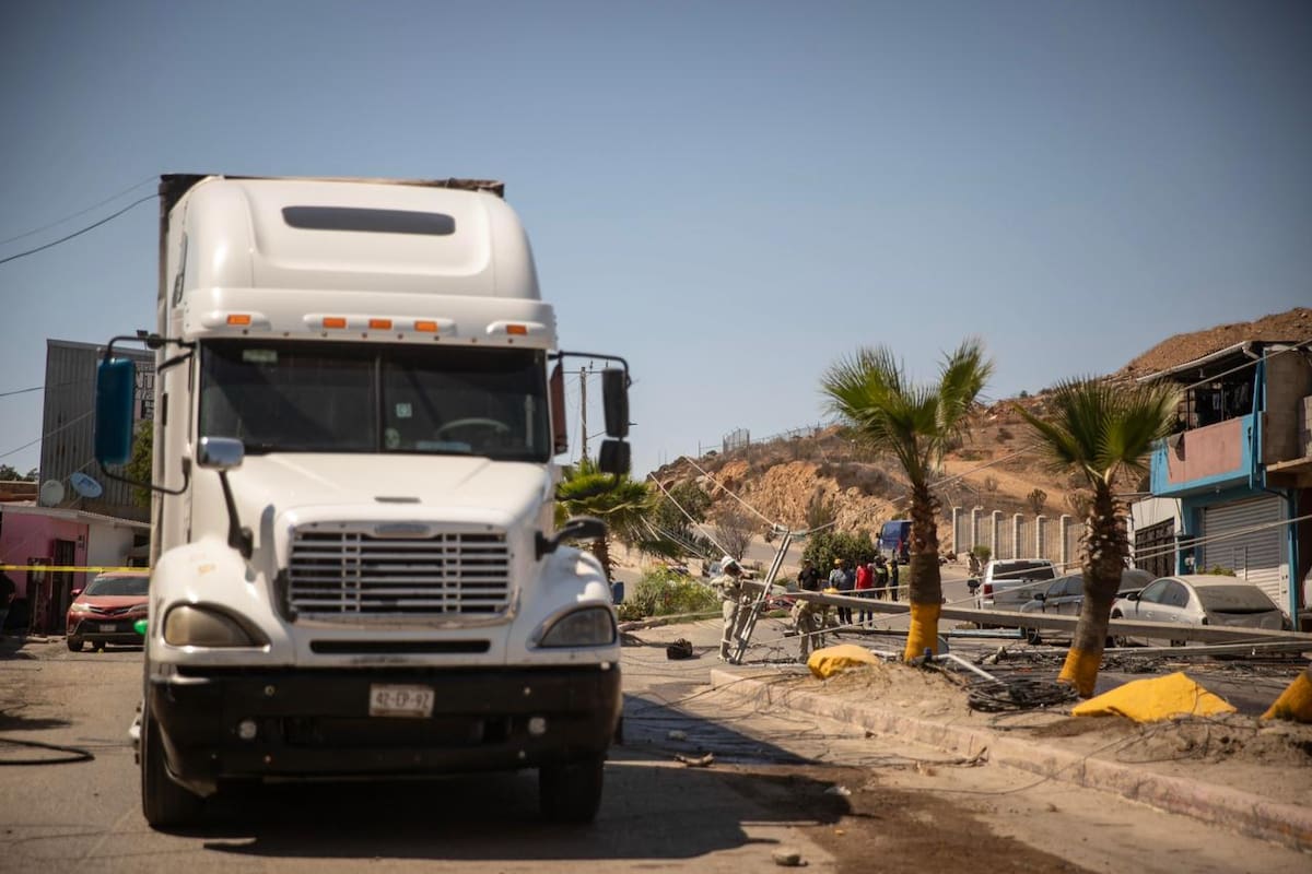 Tráiler derriba postes y deja sin electricidad a la colonia El Refugio