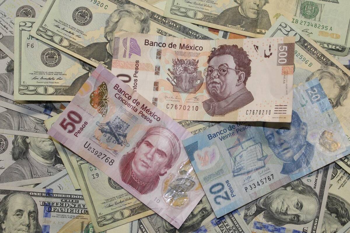 Peso se debilita ante dólar tras alza en tasa de interés de Banxico