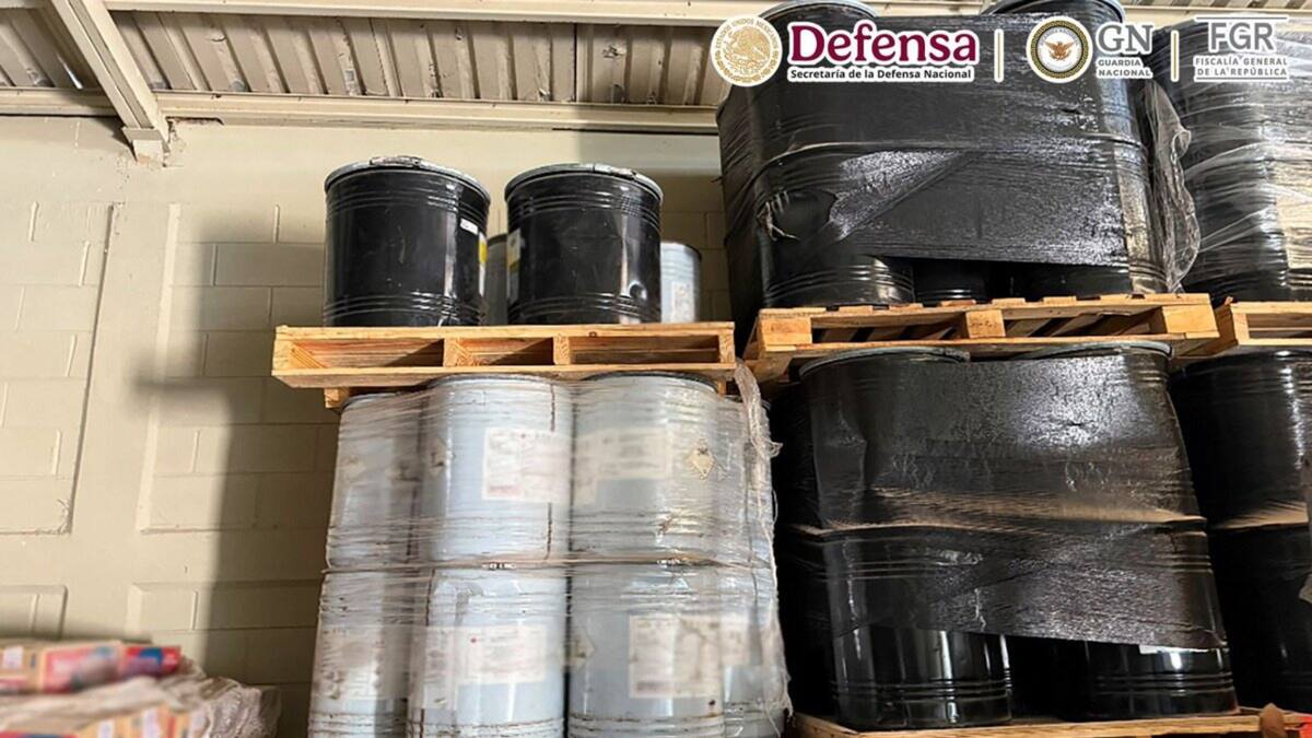 Autoridades federales aseguraron 24 mil 400 litros de metanfetamina líquida en Los Mochis, Sinaloa. (@OHarfuch)