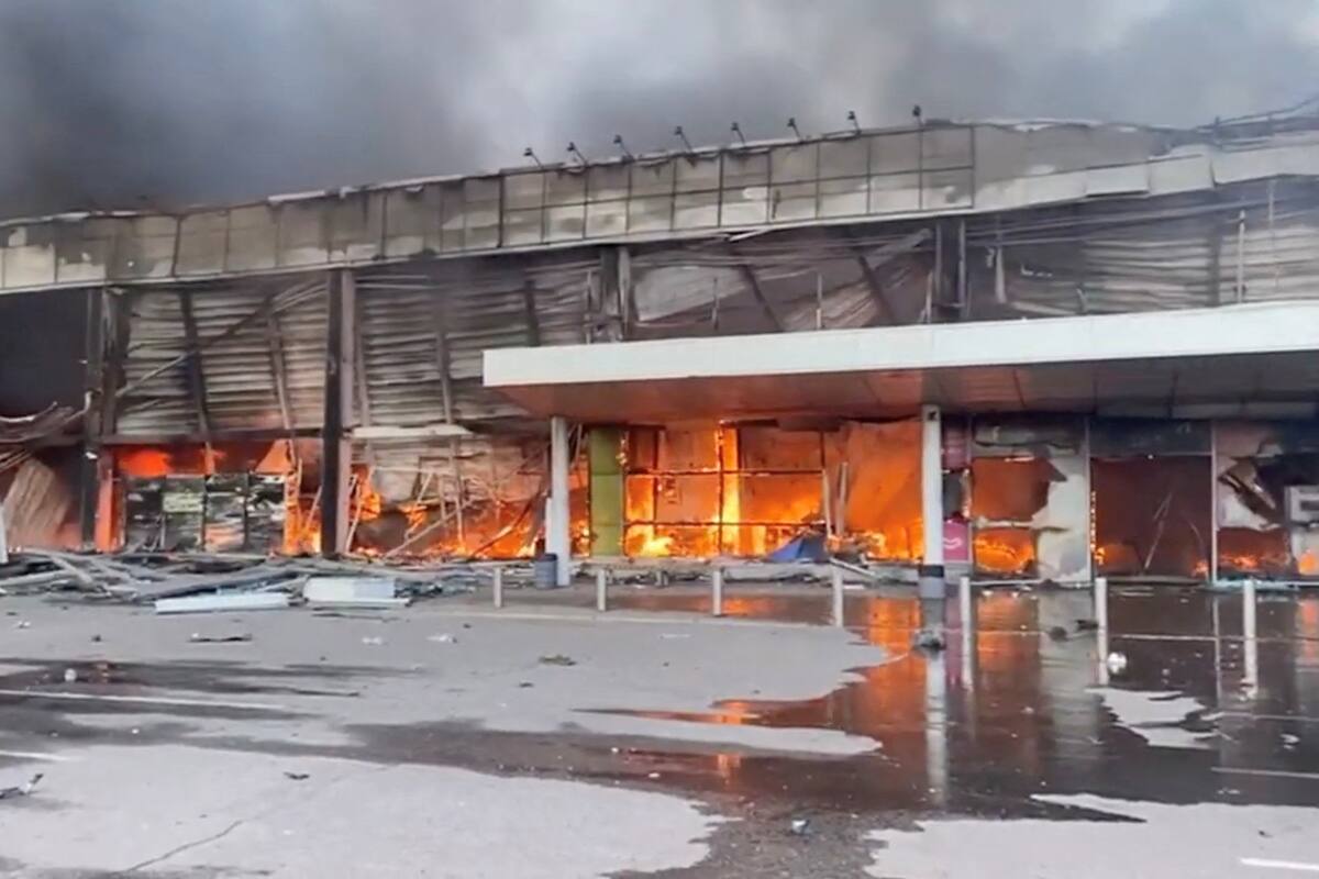 Ataque de misiles rusos a centro comercial de Ucrania deja al menos 10 muertos