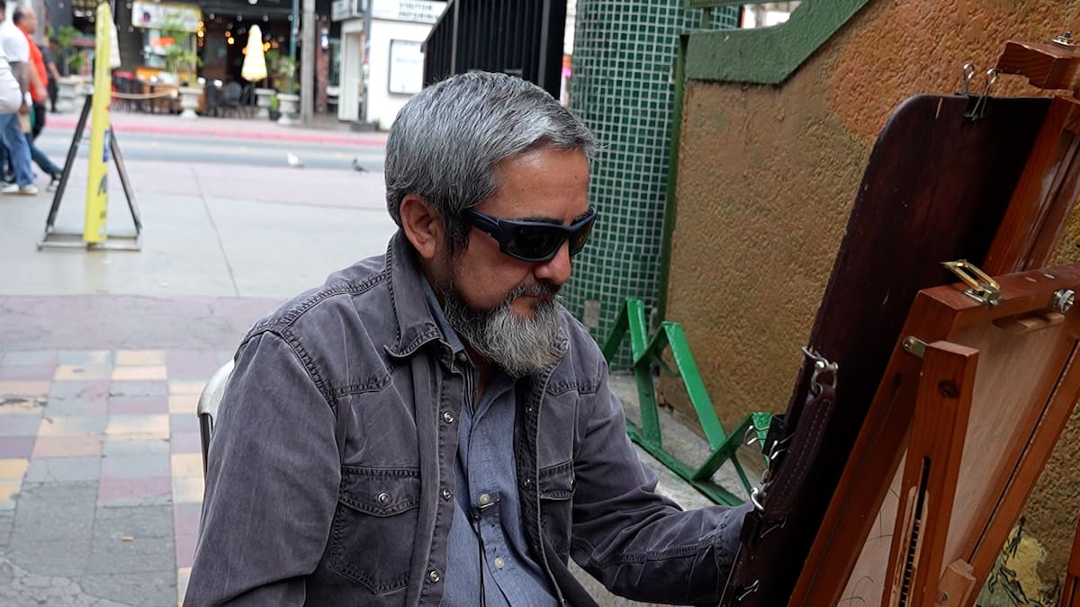 Con más de 30 años de trayectoria, el artista ofrece retratos en la avenida Revolución y mantiene viva la esencia artística del emblemático espacio. Foto: Carlos Cruz