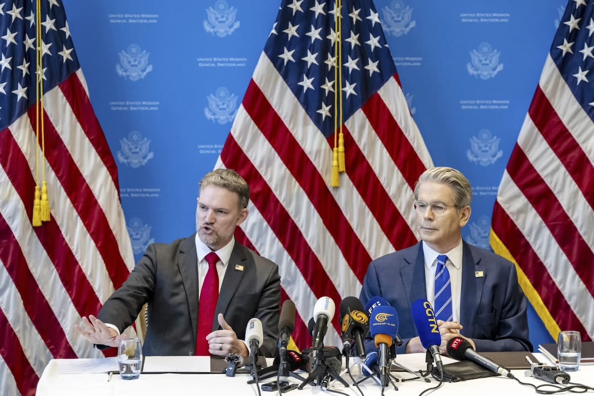 El representante comercial de Estados Unidos, Jamieson Greer (izquierda), y el secretario del Tesoro, Scott Bessent, participan en una conferencia de prensa tras dos días de conversaciones a puerta cerrada sobre el comercio entre Estados Unidos y China, en Ginebra, Suiza, el lunes 12 de mayo de 2025. | Crédito: Jean-Christophe Bott/Keystone vía AP