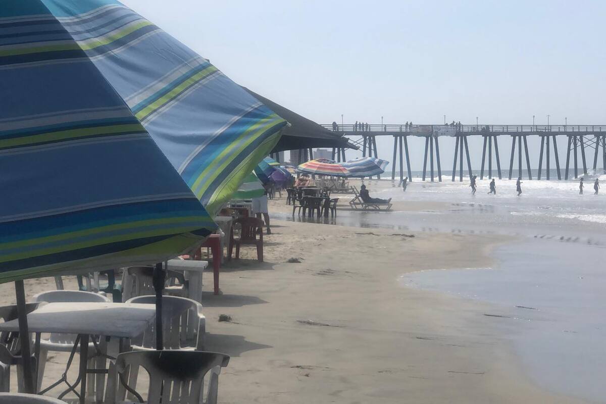Realizan limpia de playa en Rosarito entre ambulantes