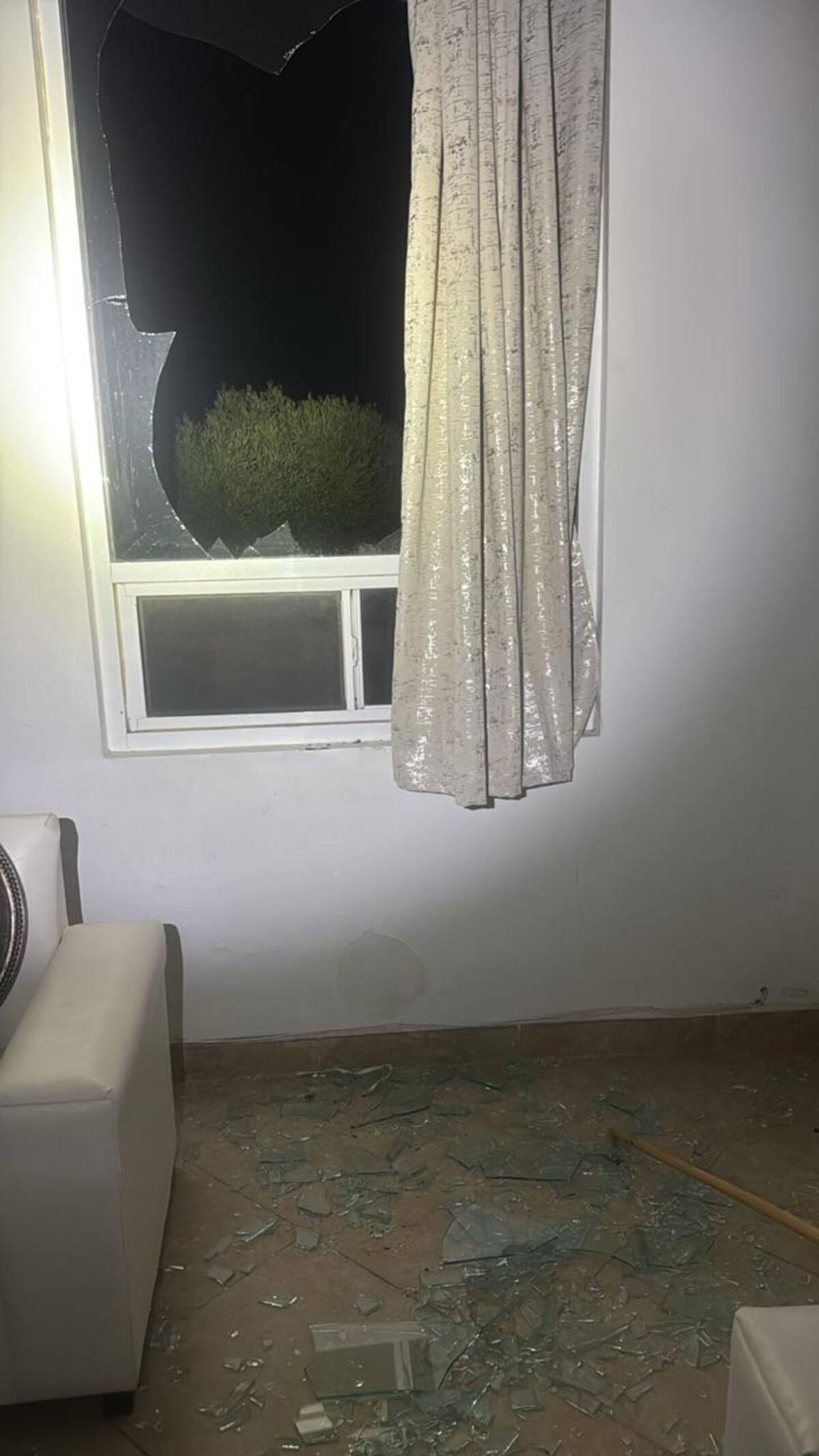 Los vidrios de una ventana estaban rotos, por lo que se cree que por ahí entraron los perpetradores.