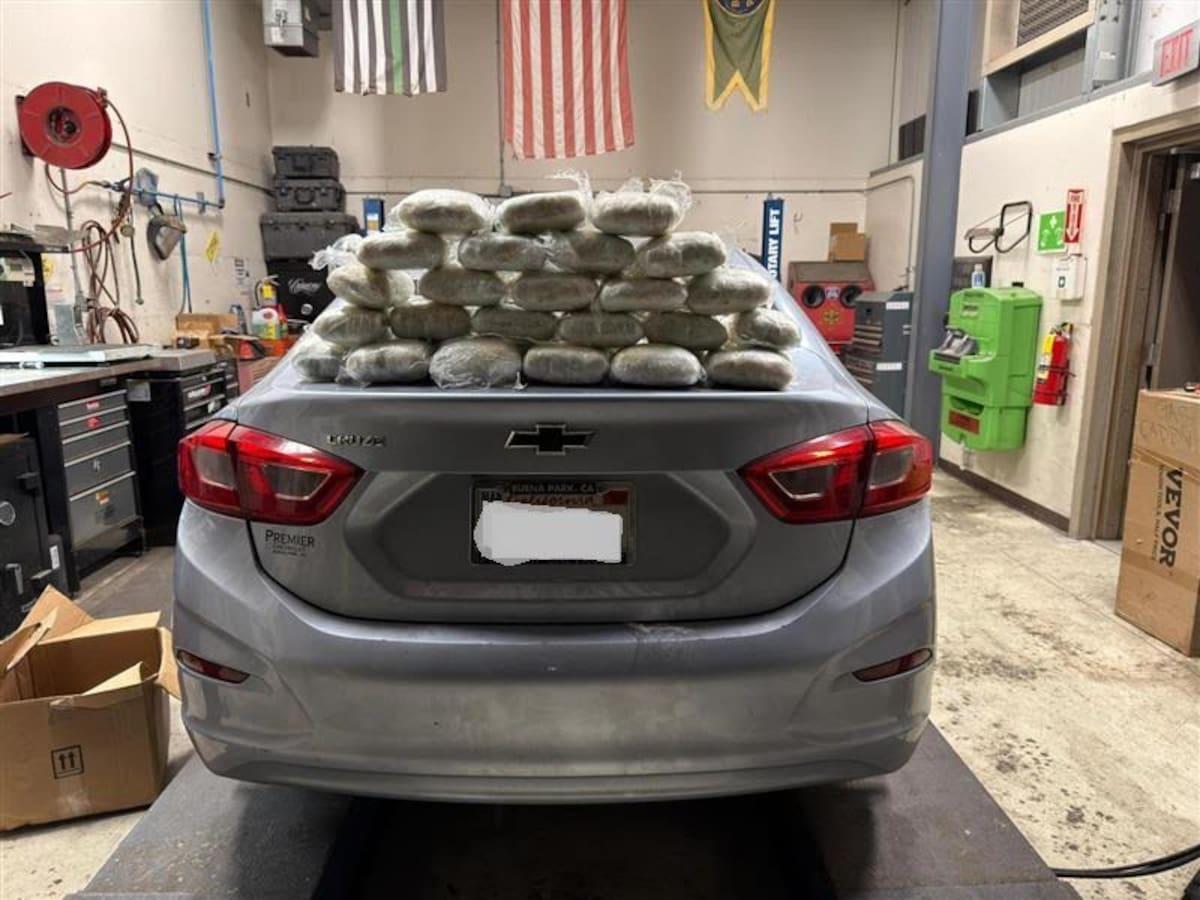 Agentes de la Patrulla Fronteriza y del Condado de Orange aseguraron 32.56 kilos de heroína ocultos en un vehículo, droga valuada en casi 300 mil dólares. Foto: Cortesía