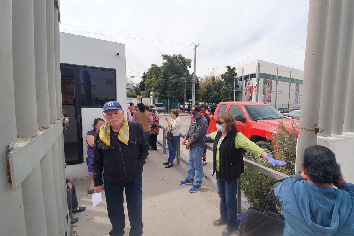 Realizan adultos mayores largas filas para cobro de pensión de Bienestar
