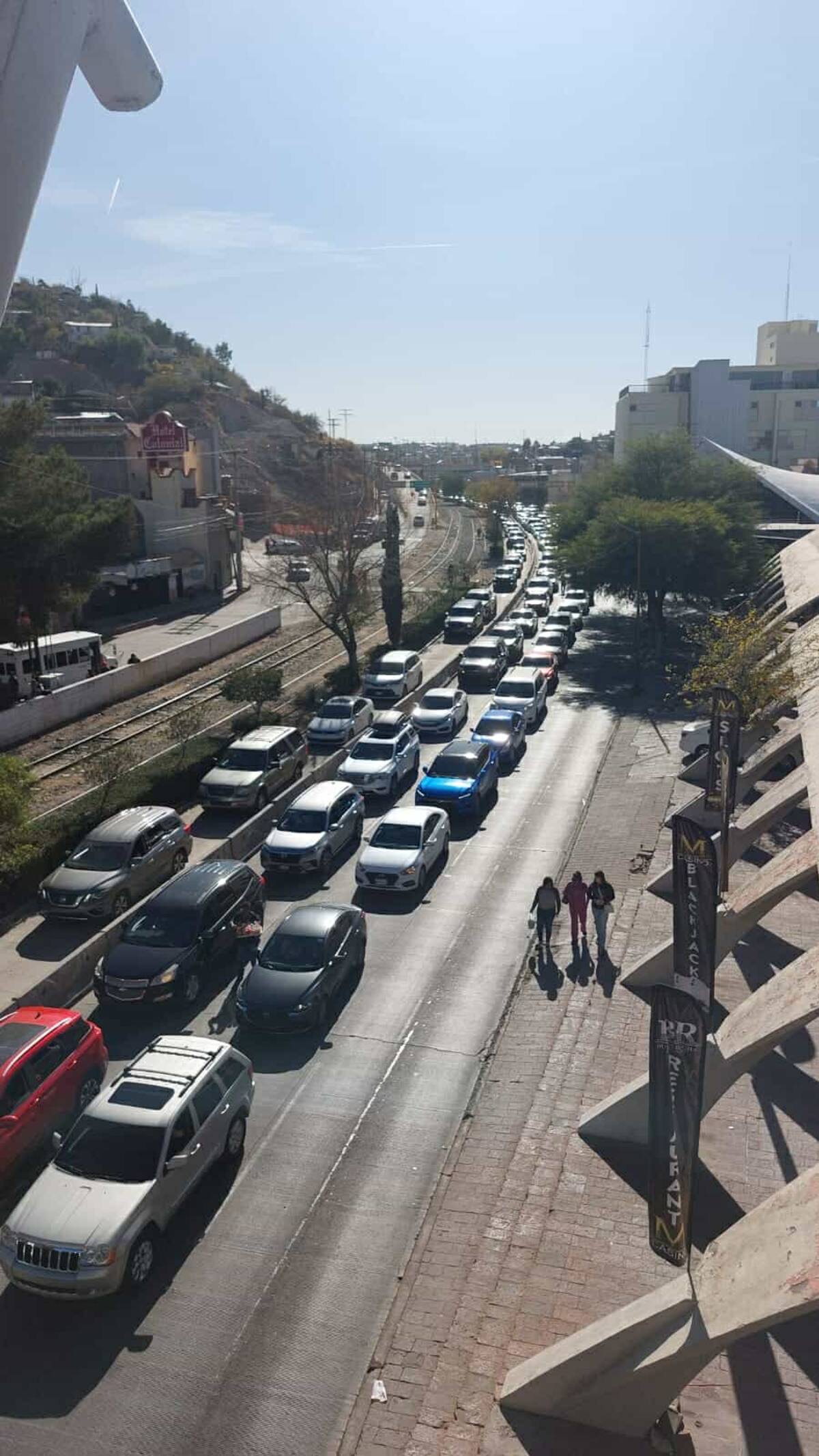 Largas filas de vehículos en la garita Dennis de Concini, desde primeras horas del día. / Foto: Manuel Jiménez
