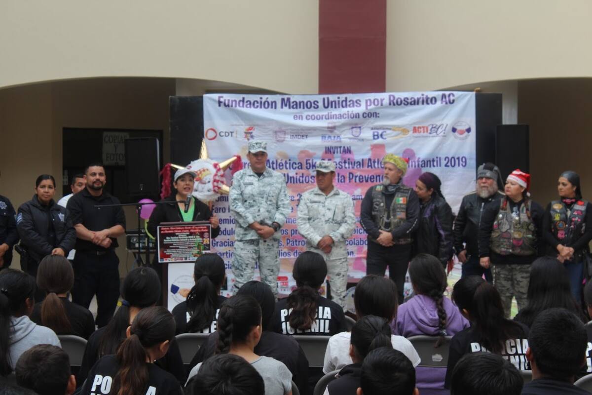 Celebran Navidad, en honor a niños de Policías, Bomberos y Protección Civil a niños y jóvenes en Playas de Rosarito