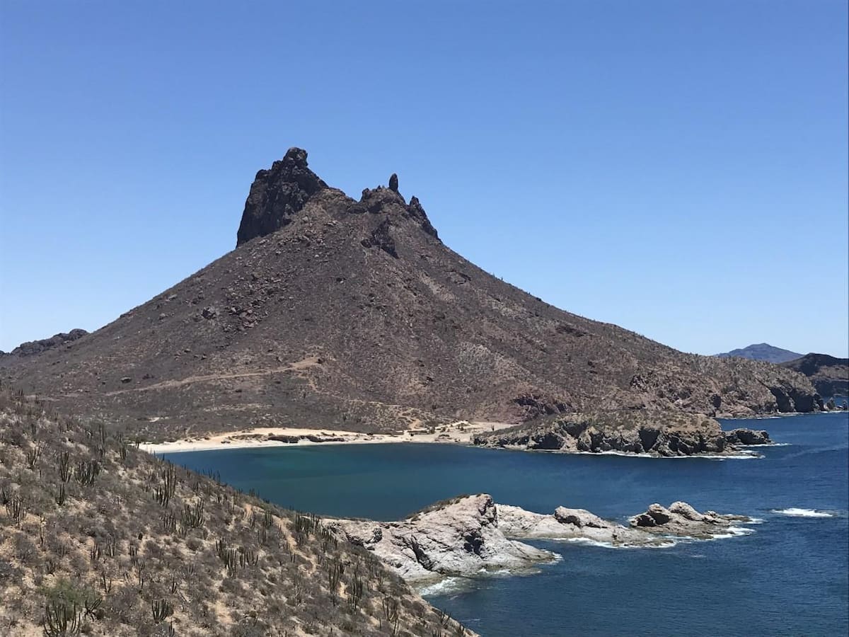 A pesar de las restricciones que existen en las faldas del cerro tetakawi, las personas lo escalan sin guías.