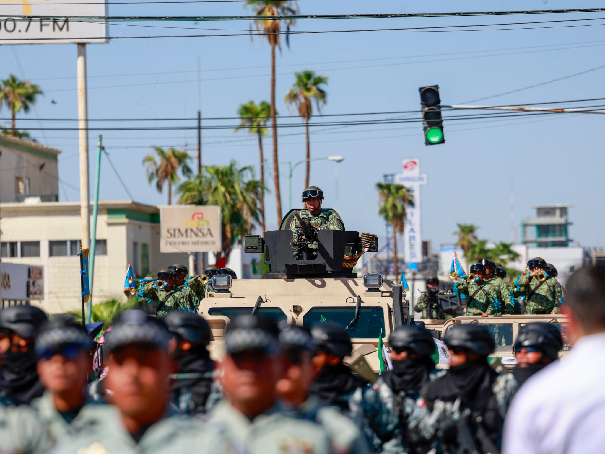 Elementos de distintas corporaciones policiales y cuerpos de emergencia participaron en el desfile conmemorativo por el 216 aniversario del inicio de la Independencia de México, ante una gran asistencia de familias que llenaron las calles del Centro Cívico. Foto: Juan J. Morales.
