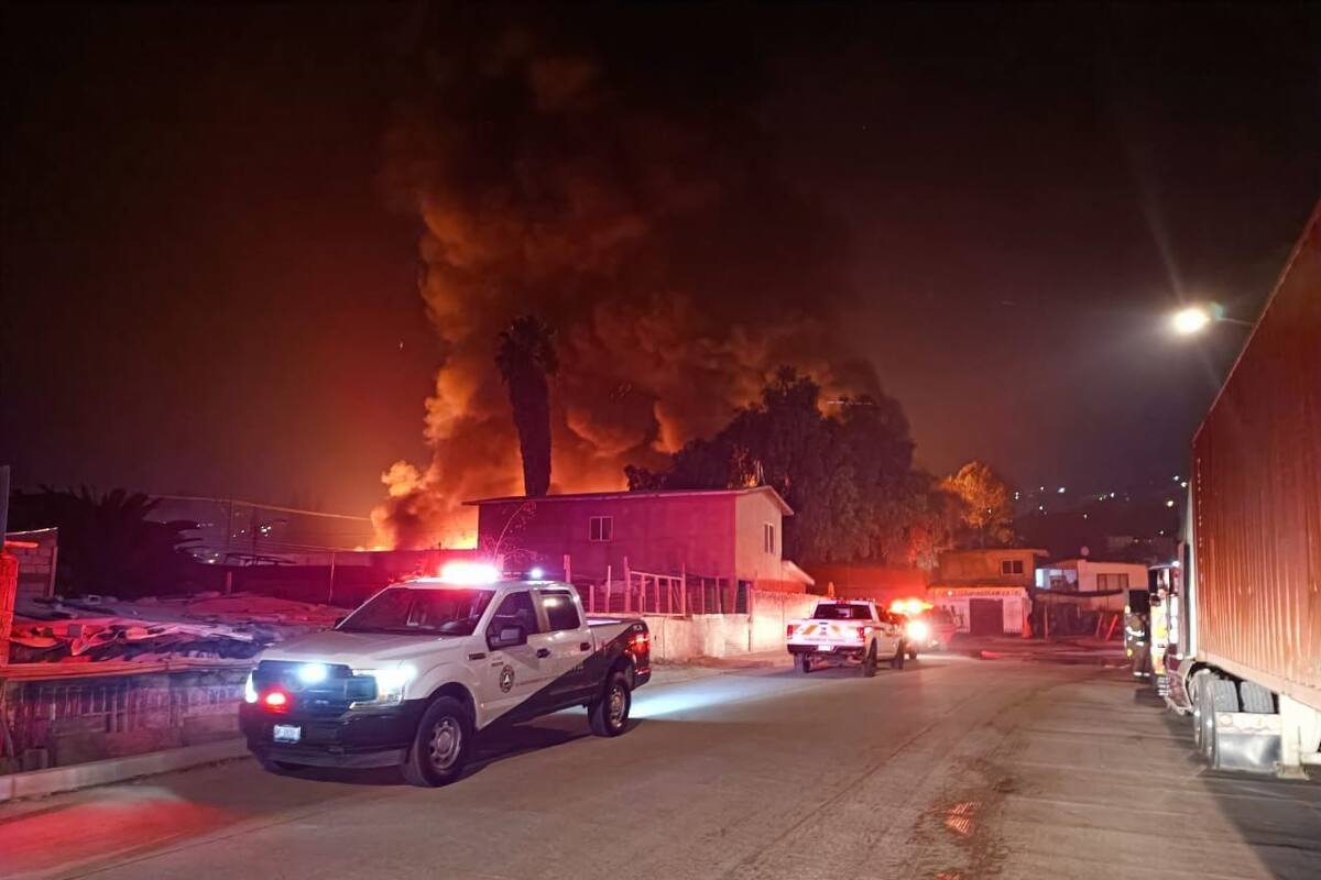 Arde recicladora en colonia Baja California