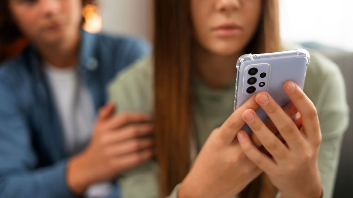 La Unión Europea exige a Meta eliminar el escroleo infinito de Instagram y Facebook bajo la Ley de Servicios Digitales para frenar riesgos de adicción en menores de edad tras emitir un dictamen que advierte multas millonarias
