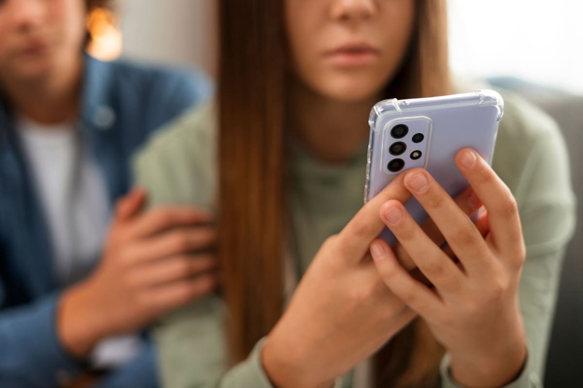 La Unión Europea exige a Meta eliminar el escroleo infinito de Instagram y Facebook bajo la Ley de Servicios Digitales para frenar riesgos de adicción en menores de edad tras emitir un dictamen que advierte multas millonarias