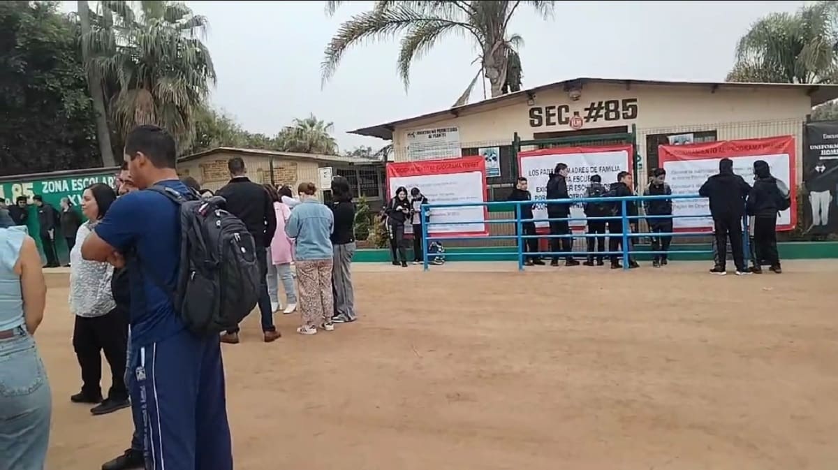 Los padres inconformes aseguran que no están de acuerdo en que quieran otorgar el programa a través de una tarjeta de banco.