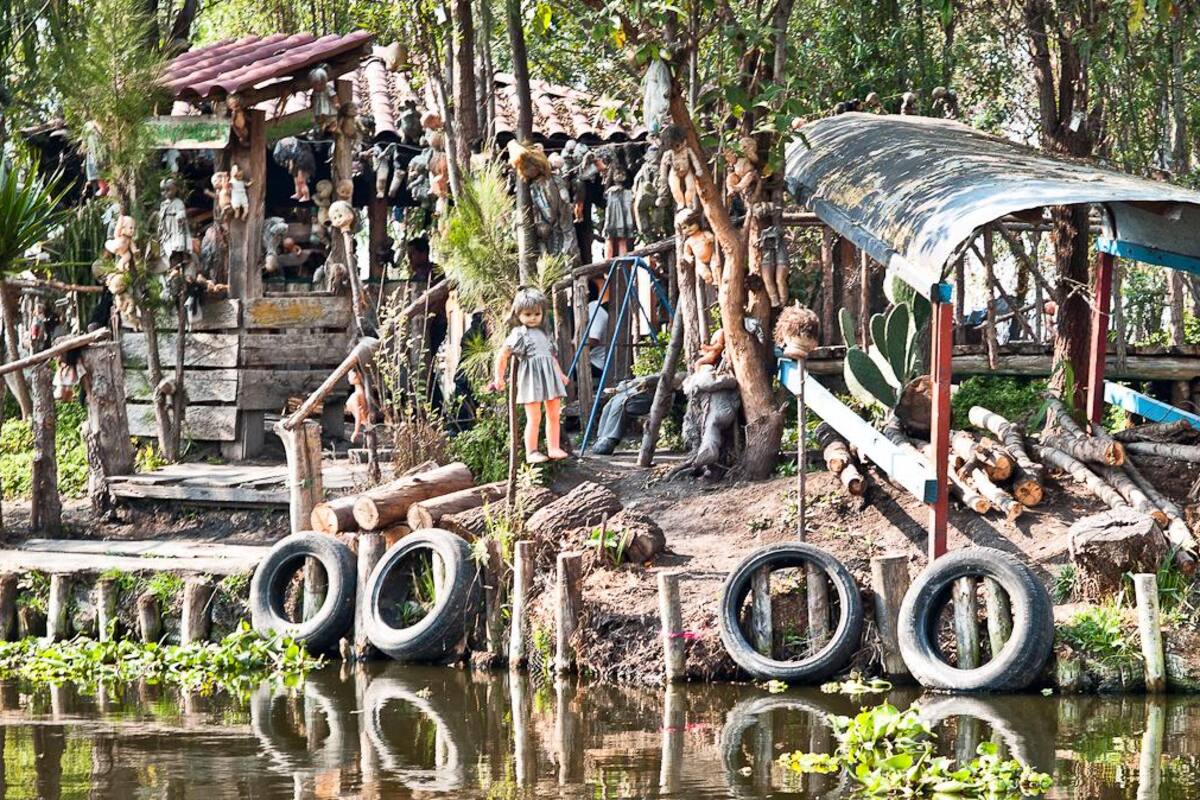 Pasa una noche de terror en la Isla de las muñecas en Xochimilco