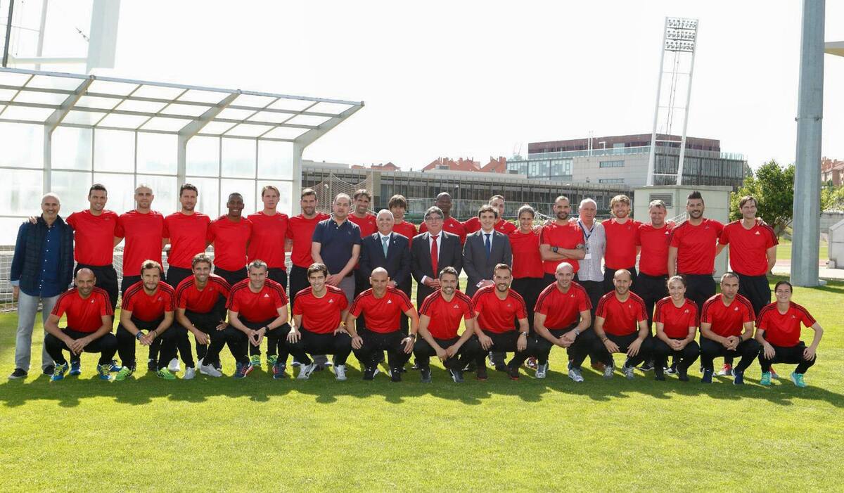 Lionel Scaloni (2i, arriba) junto a su promoción en el Curso de la Escuela de Fútbol en la Ciudad del Fútbol de Las Rozas, donde el seleccionador español fue profesor del argentino durante su formación como entrenador en 2017. EFE/Cedida por Ginés Meléndez