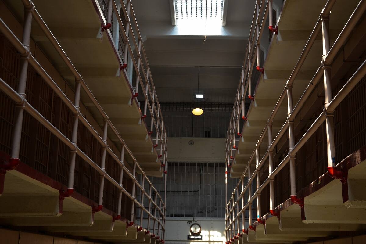 Encarcelan a oficial de prisión tras descubrirse su romance con un preso
