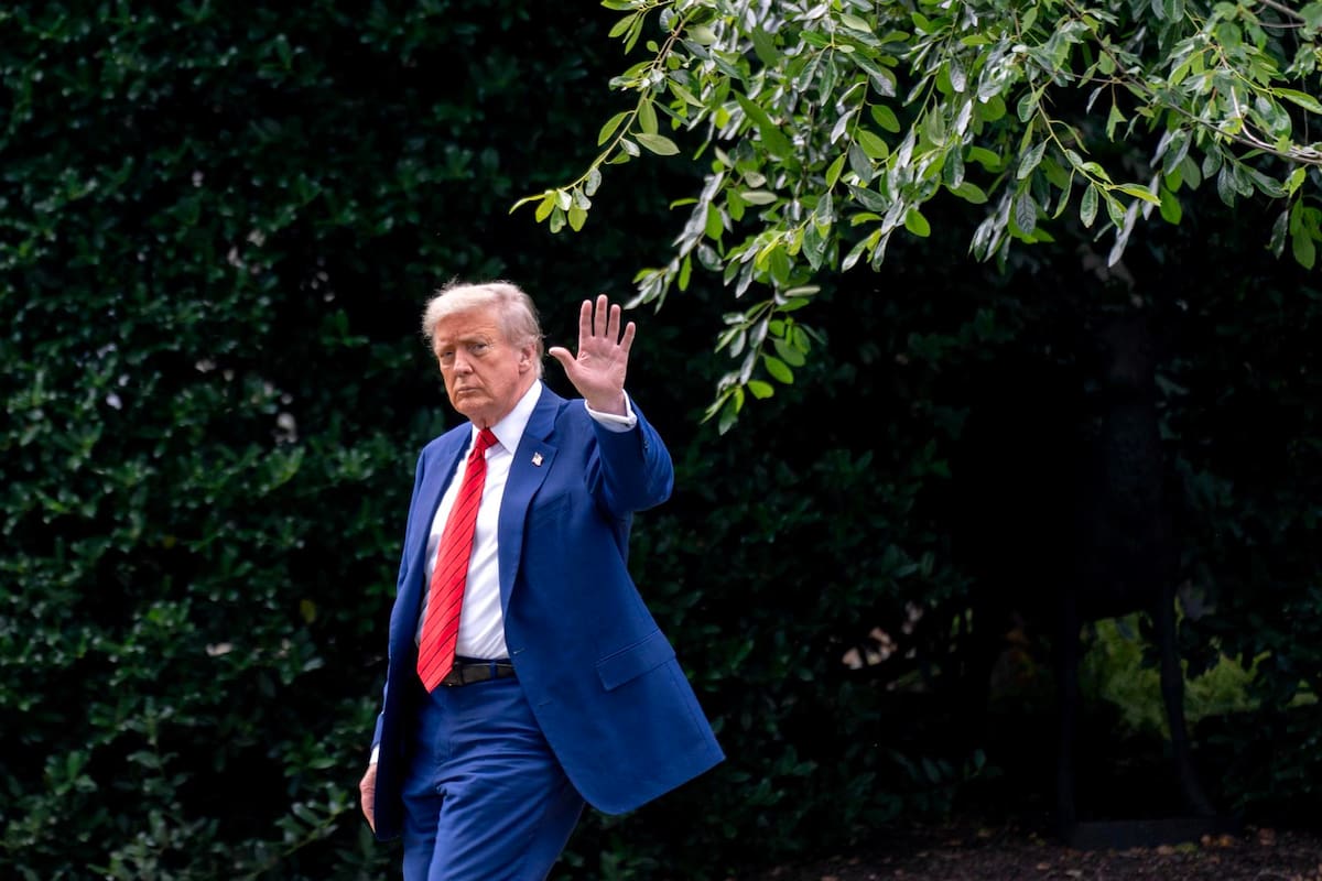 El presidente de Estados Unidos, Donald Trump, consideró que los créditos fiscales verdes son una "estafa" y aseguró que el dinero público debería emplearse en otros sectores, en alusión al autodenominado "gran y hermoso proyecto de ley" que su Gobierno planea introducir a modo de alivio fiscal. EFE/EPA/STEFANI REYNOLDS / POOL