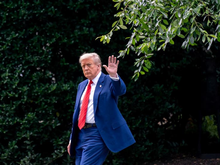 Donald Trump enfrenta molestia creciente de votantes por el costo de vida y promesas económicas que no han reducido la inflación; propone reembolsos, cambios hipotecarios y elimina aranceles, pero expertos dudan de su efectividad