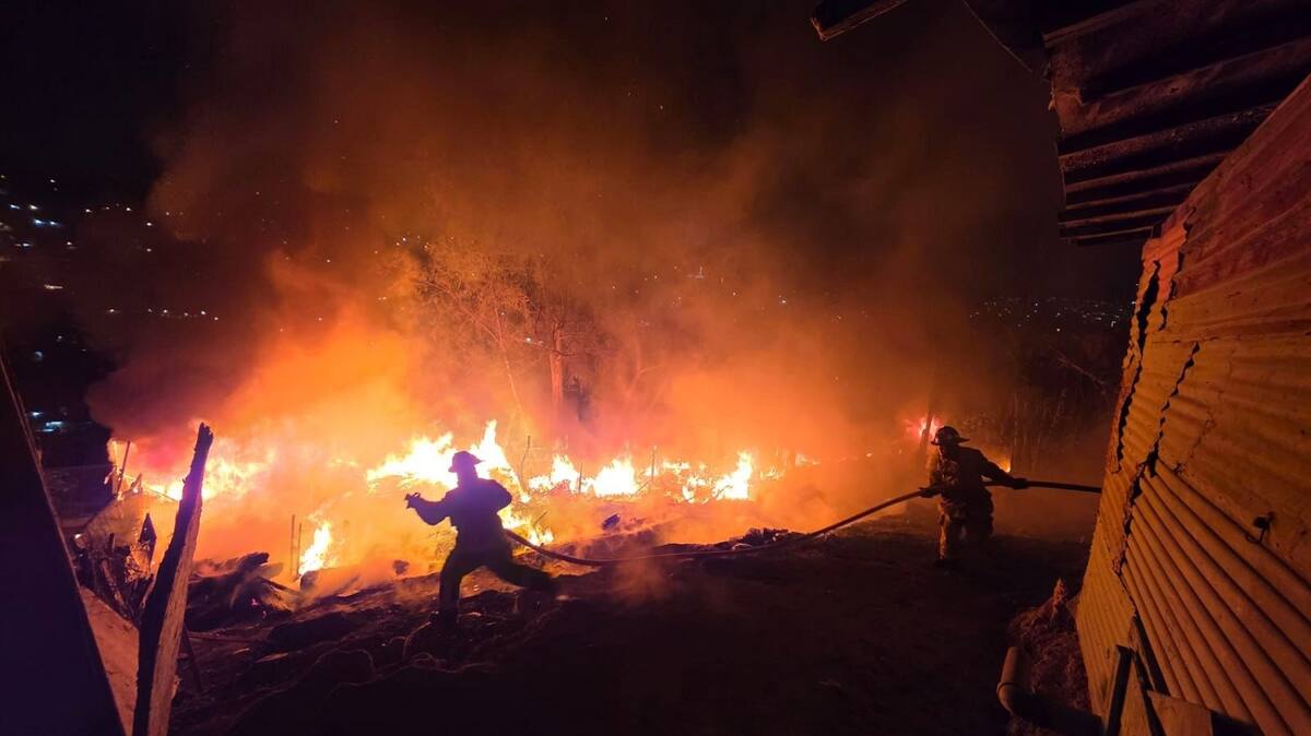 El fuego consumió dos casas en su totalidad.