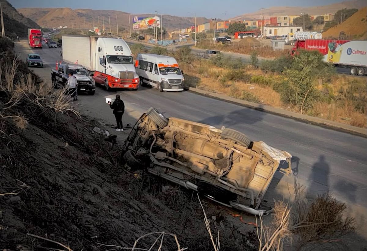 El conductor de la camioneta habría intentado esquivar un bache antes del impacto; no se reportaron personas con lesiones graves. Foto: Border Zoom