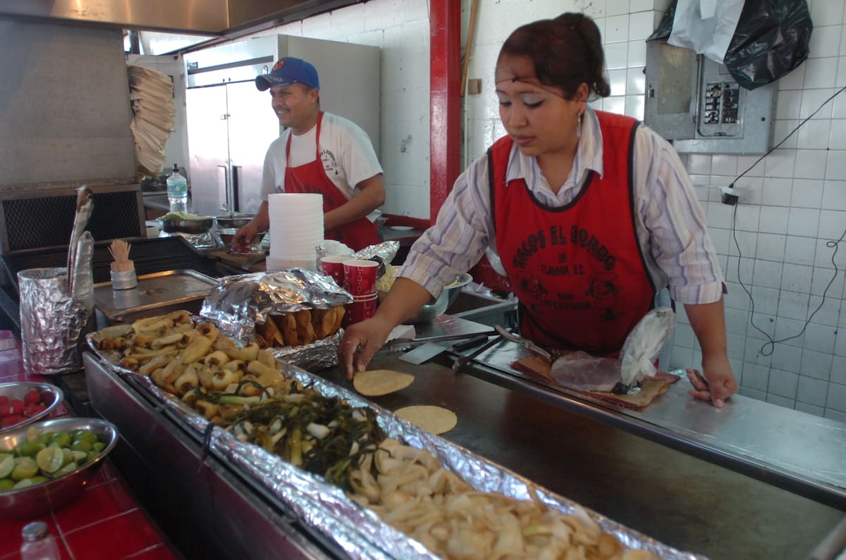Señalaron que la falta de suministro en llaves y lavabos limita la limpieza y operación, pese a que guardaron agua para continuar con el servicio. Foto: Archivo