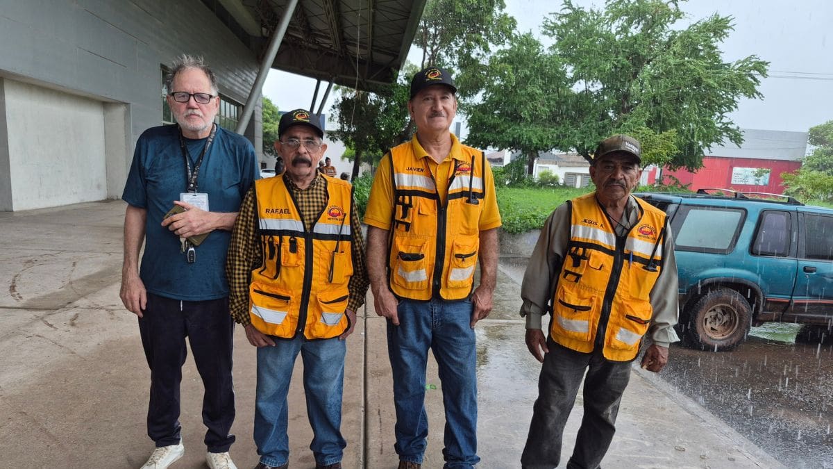 Abuelitos voluntarios del grupo Orión apoyan en el albergue de Cajeme y atienden a 40 personas durante la emergencia por huracán Polo