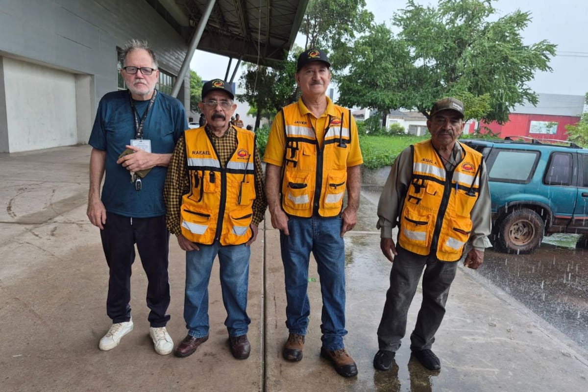 Abuelitos voluntarios del grupo Orión apoyan en el albergue de Cajeme y atienden a 40 personas durante la emergencia por huracán Polo