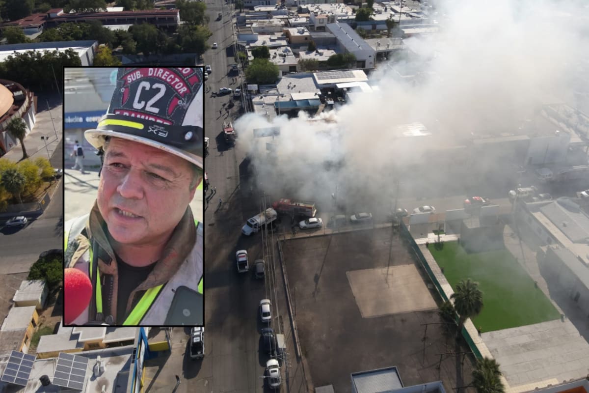 30 bomberos lograron sofocar las llamas enm el cruce de Juárez y Veracruz; el incendio dejó daños materiales y dos personas afectadas.