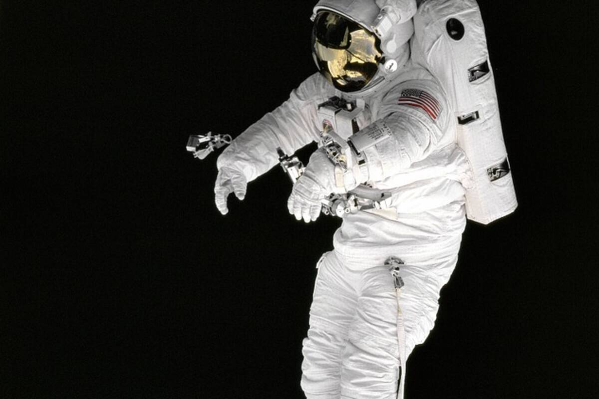 Astronauta de la NASA realiza en el espacio una prueba de aptitud física
