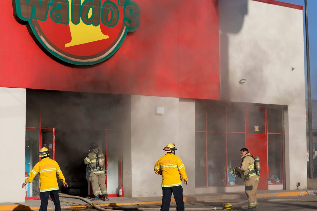 Incendio en tienda comercial de Calle Once moviliza a Bomberos