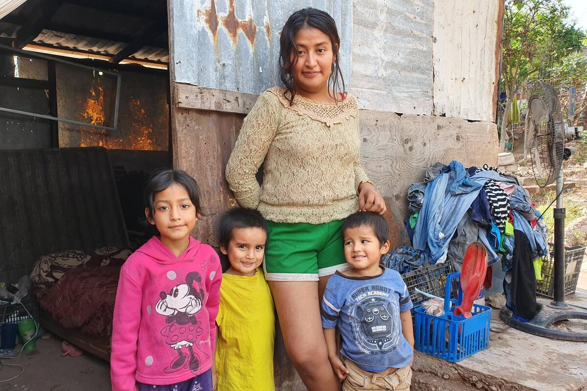 Busca madre salir adelante junto a sus tres pequeños hijos