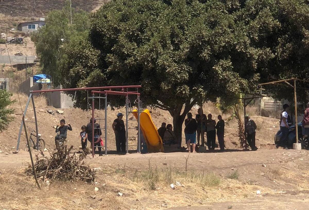 Como parque les colocaron unos cuantos juegos infantiles en un terreno sin ningún tipo de infraestructura.
