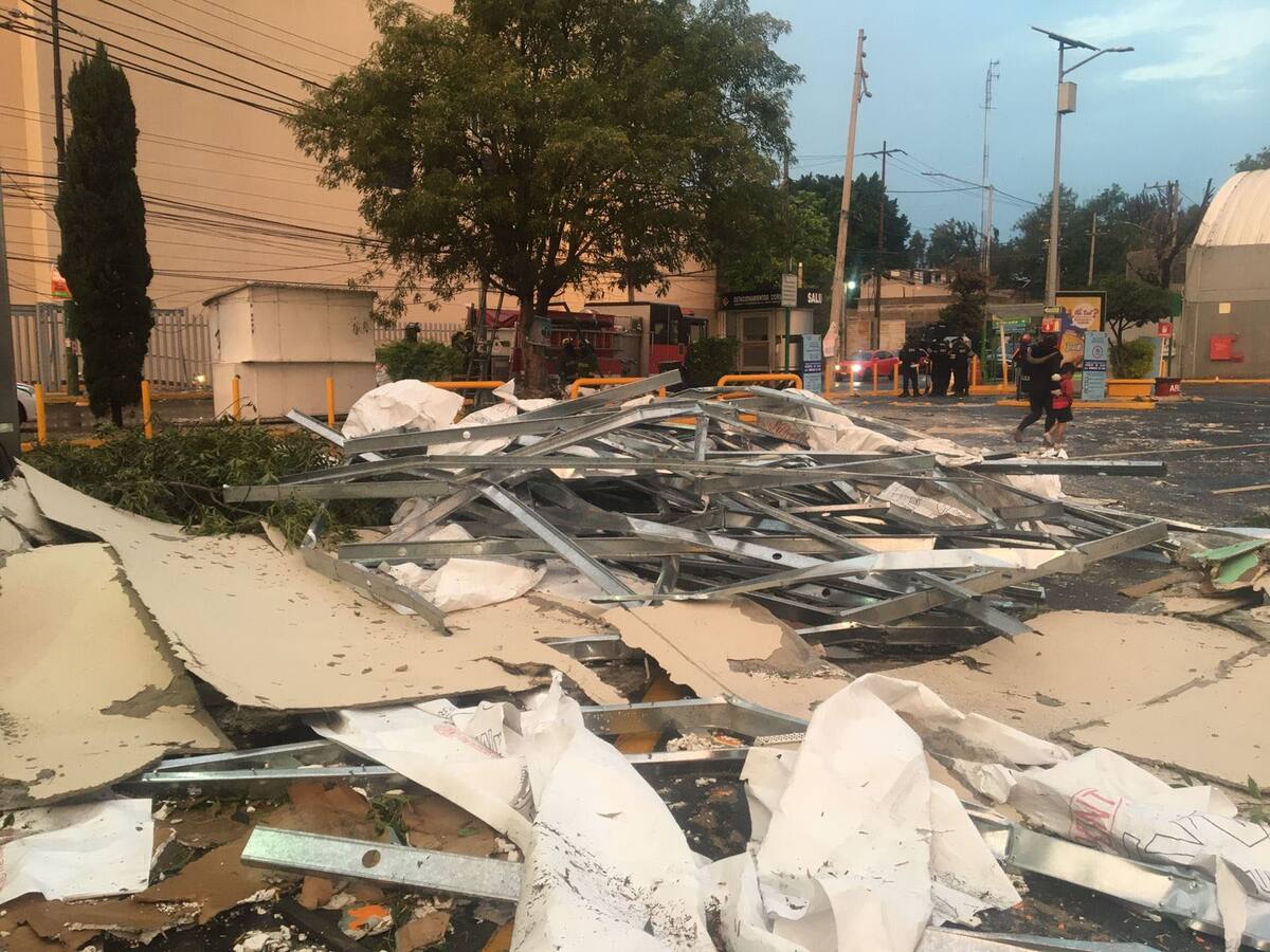 EUM20210523SOC0.JPG CIUDAD DE MÉXICO, City/CDMX-Lluvias.- Las fuertes lluvias registradas esta madruga del 24 de mayo de 2021 en la Ciudad de México dejan varias afectaciones viales en la zona oriente. En la imagen captada en Circuito interior y  Eje 5 en la colonia Apatlaco se desprende un plafón de un edificio. Foto: Agencia EL UNIVERSAL/Armando Martínez/LCG.
