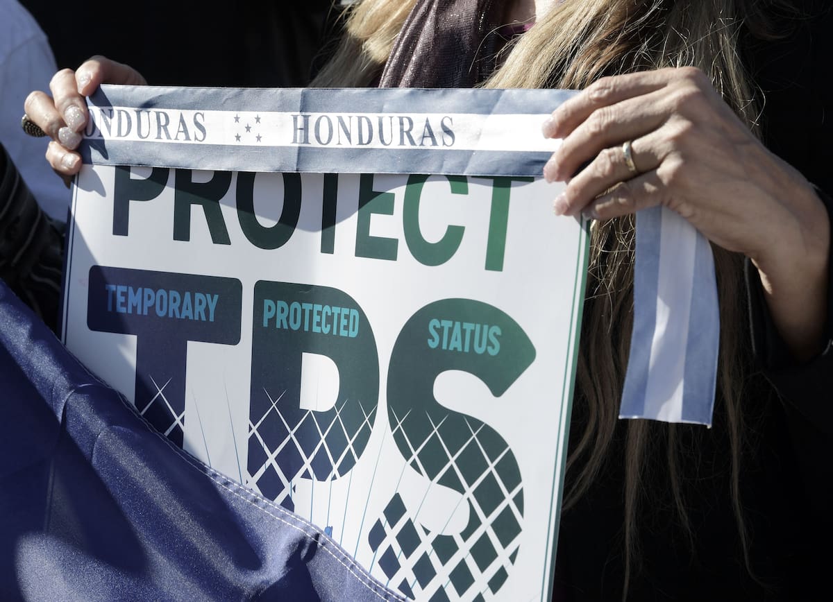 MIA17. WASHINGTON (EE.UU.), 24/10/2017.- Una mujer sostiene una pancarta que dice "Proteja TPS", durante una manifestación a favor de familias centroamericanas acogidas por el Estatus de Protección Temporal (TPS) hoy, martes 24 de octubre de 2017, en frente de la Casa Blanca en Washington, DC (Estados Unidos). La política migratoria del presidente Donald Trump tiene acongojadas por partida doble a familias centroamericanas acogidas por el Estatus de Protección Temporal (TPS) y la Acción Diferida (DACA) y que están a las puertas de perder los dos beneficios. EFE/Lenin Nolly