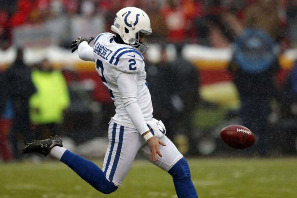 Mexicano Rigoberto Sánchez renueva con Colts
