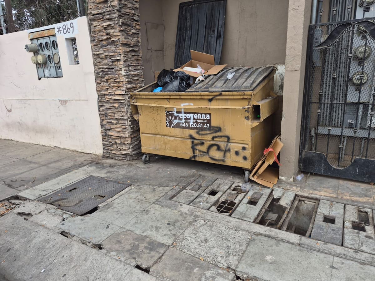 Tramos de banqueta sin concluir, espacios abiertos y obstáculos dificultan el paso de peatones en el crucero de Ruiz y Ámbar, en Ensenada. Foto: Cortesía