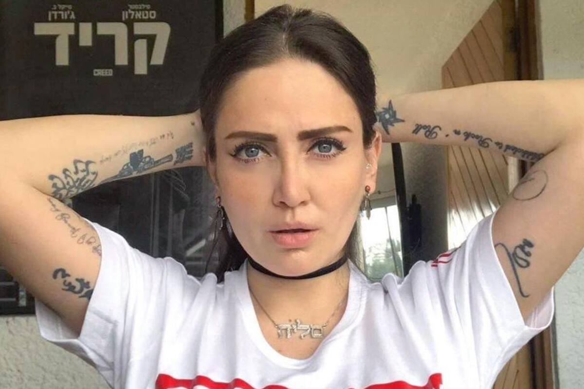 Celia Lora presume nuevo outfit y deja al descubierto sus sexys tatuajes
